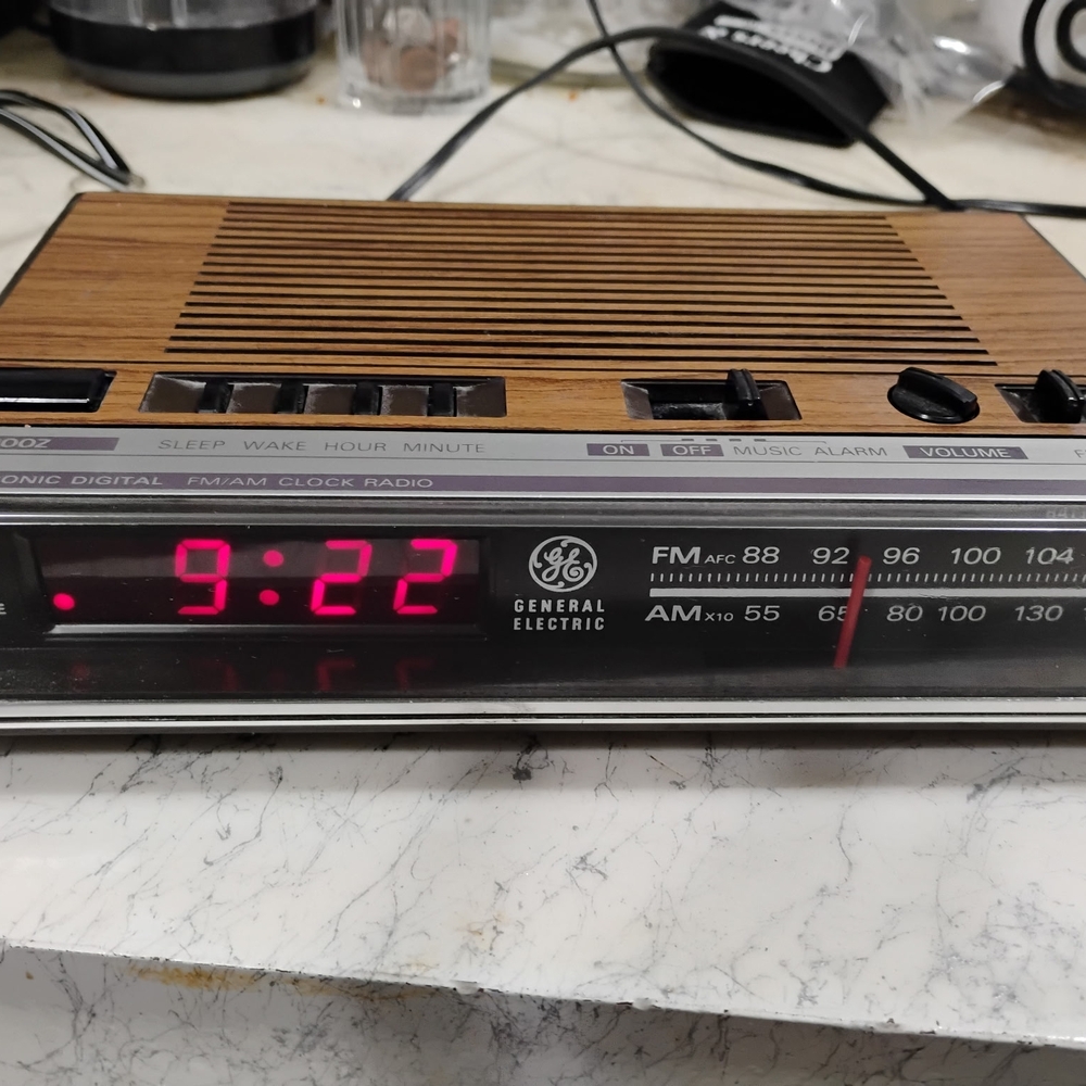 Vintage AM/FM Clock Radio - Brown